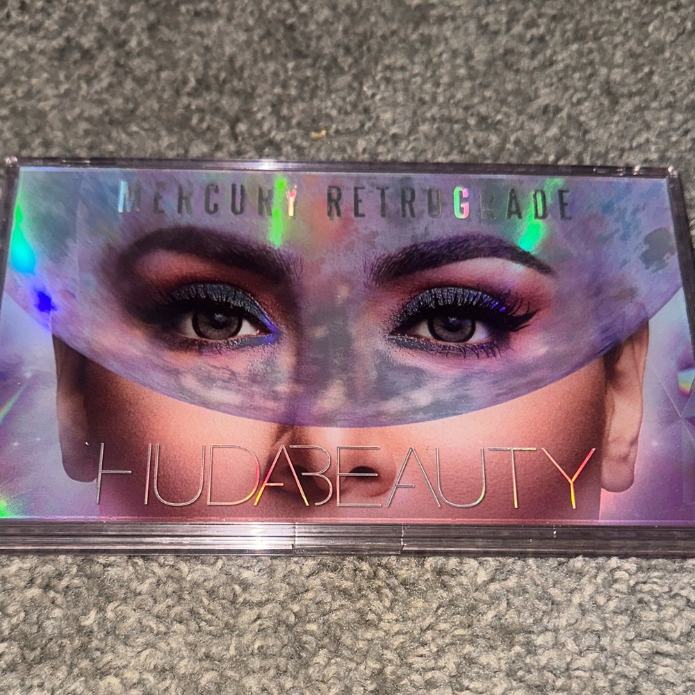 HUDA BEAUTY Cosmic Eyeshadow Palette